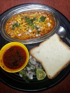 मिसळ-पाव (misal pav recipe in marathi) रेसिपी चे मुख्य फोटो