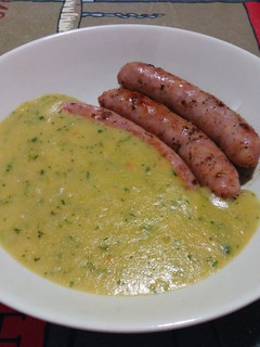 Una foto de Salchichas frescas al vino aromatizadas y puré de patatas a la jardinera