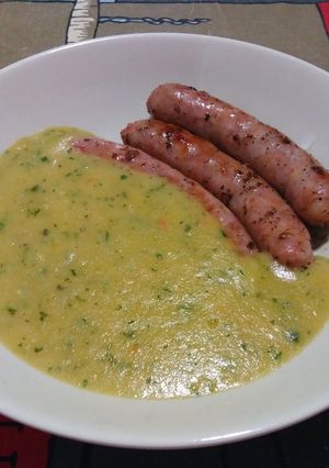 Foto principal de Salchichas frescas al vino aromatizadas y puré de patatas a la jardinera