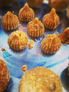 ઘી ગોળ નો પાયો લઈ ને ચુરમા ના મોદક લાડું(ladu recipe in gujarati) રેસીપી મુખ્ય ફોટો