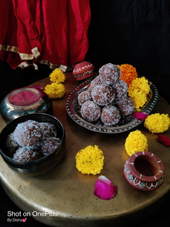 ચોકલેટ કોકોનટ બોલ્સ (Chocolate Coconut Balls Recipe in Gujarati) રેસીપી મુખ્ય ફોટો