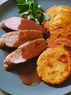 Sertésszűz vörösboros mártással, burgonyapogácsával gluténmentesen recept fotója
