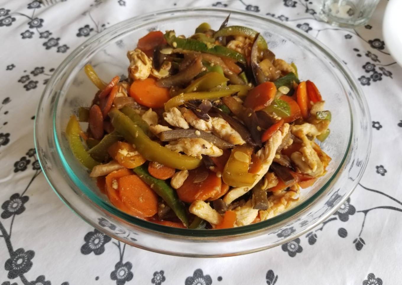 Wok de pollo con berenjena y zapallitos