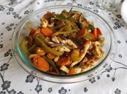 Una foto de wok pollo con zapallito