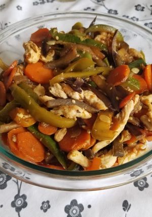 Una foto de Wok de pollo con berenjena y zapallitos