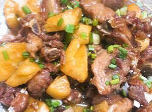 Hình của món Sườn non rim khóm.