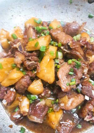 Hình của món Sườn non rim khóm.
