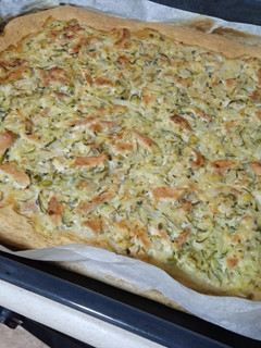 Una foto de Pizza coca de lomo con verduras