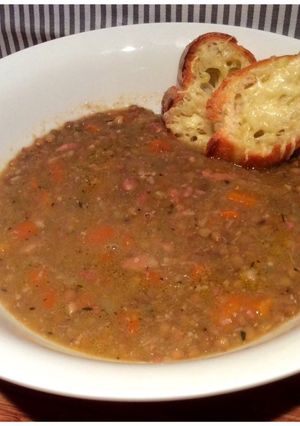Une photo de Soupe réconfortante lentilles-lardons et ses tartines de fromage
