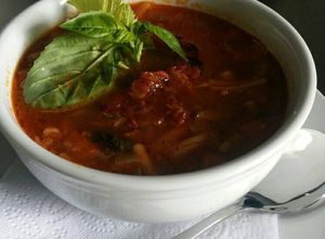 Una foto de sopa minestrone