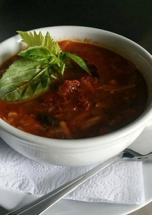 Una foto de sopa minestrone