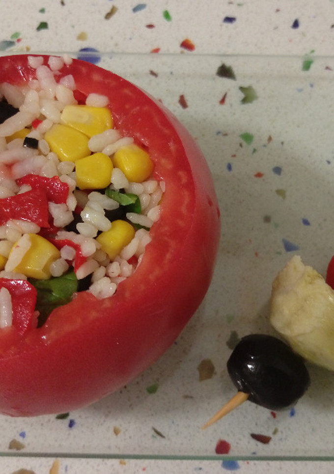 Una foto de Tomate rosa relleno de ensalada de arroz