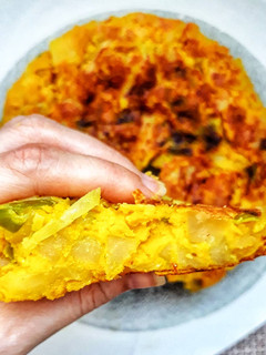 Una foto de 🌱TORTILLA DE PATATAS VEGANA🌱