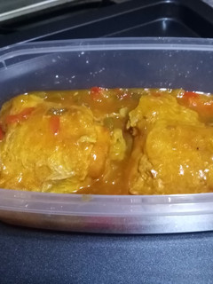 Una foto de Pollo con salsa y verduras