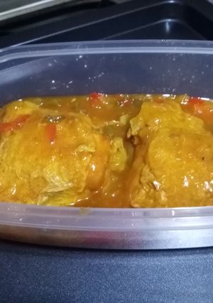 Una foto de Pollo con salsa y verduras