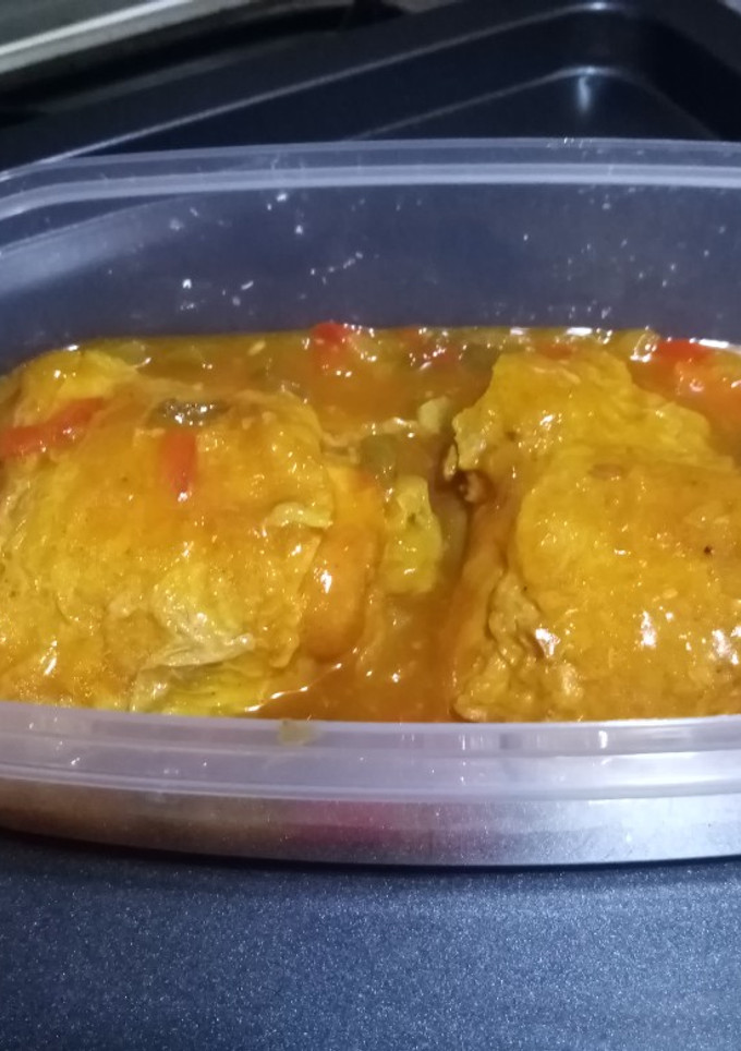 Una foto de Pollo con salsa y verduras