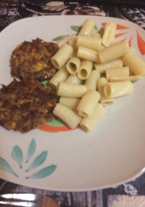 Una foto de Hamburgesitas con fideos a la crema