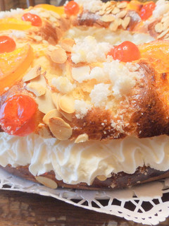 Una foto de Roscón de Reyes de nata o de crema