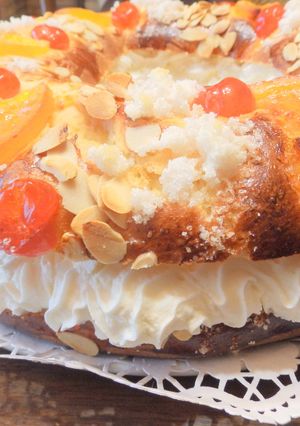 Una foto de Roscón de Reyes de nata o de crema