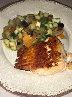 Una foto de Guiso de verduras con salmón a la plancha
