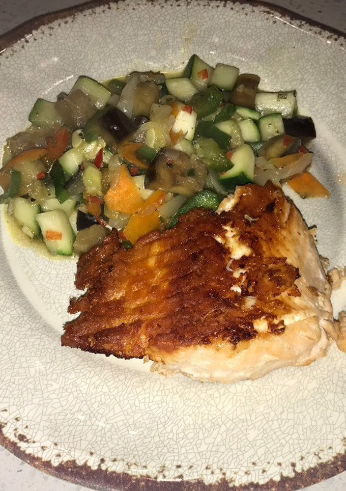 Una foto de Guiso de verduras con salmón a la plancha