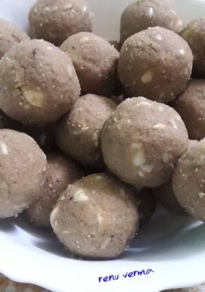 गोंद आटा के लड्डू (Gond atta ke laddu recipe in hindi) रेसिपी मुख्य फोटो