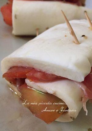 Foto di Involtini di mozzarella con pomodoro e prosciutto crudo