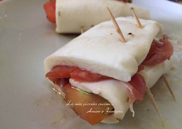 Involtini di mozzarella con pomodoro e prosciutto crudo