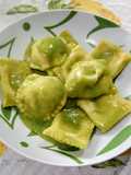 Ravioli ripieni con gamberetti e orata e conditi con crema di zucchine
