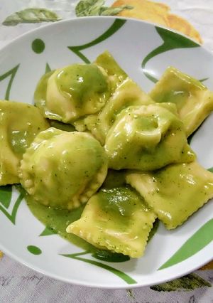 Foto di Ravioli ripieni con gamberetti e orata e conditi con crema di zucchine