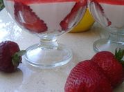 Una foto de copa de fresas con nata