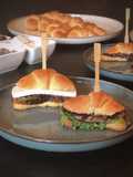 Mini brioche allo yogurt con cipolla caramellata alla birra e frittata arrotolata di spinaci