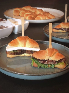Foto di Mini brioche allo yogurt con cipolla caramellata alla birra e frittata arrotolata di spinaci