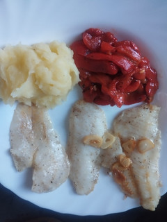 Una foto de Filetes de merluza asada con puré de patatas