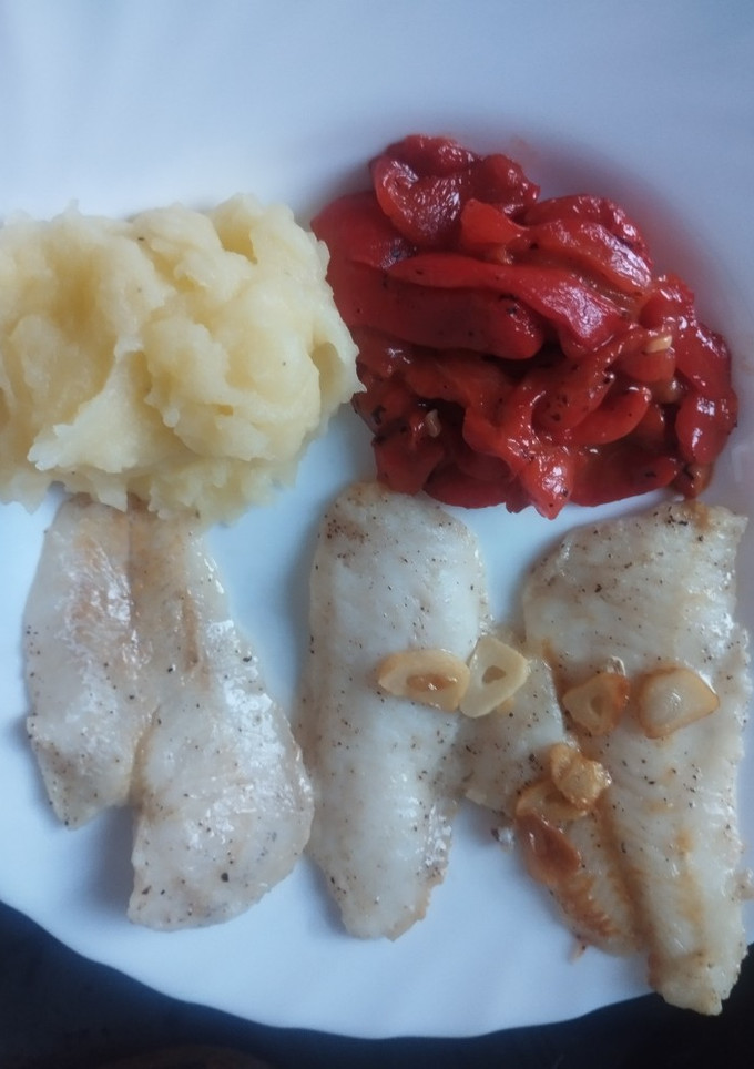 Una foto de Filetes de merluza asada con puré de patatas