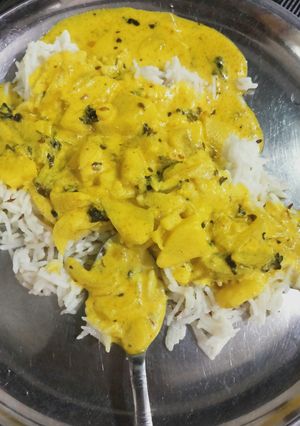 A picture of Kadhi chawal.