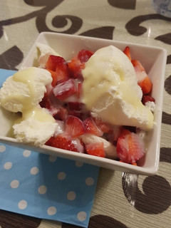 Una foto de Fresas con nata y leche condensada