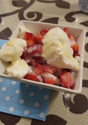 Una foto de Fresas con nata y leche condensada