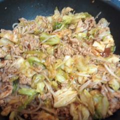A picture of Stir-fry meat and vegetable.