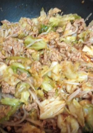 A picture of Stir-fry meat and vegetable.