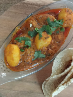 ભરેલા બટાકા નું શાક (Bharela Bataka Shak Recipe In Gujarati) રેસીપી મુખ્ય ફોટો
