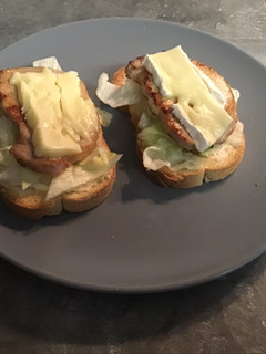 Una foto de Tosta de lomo, queso y lechuga
