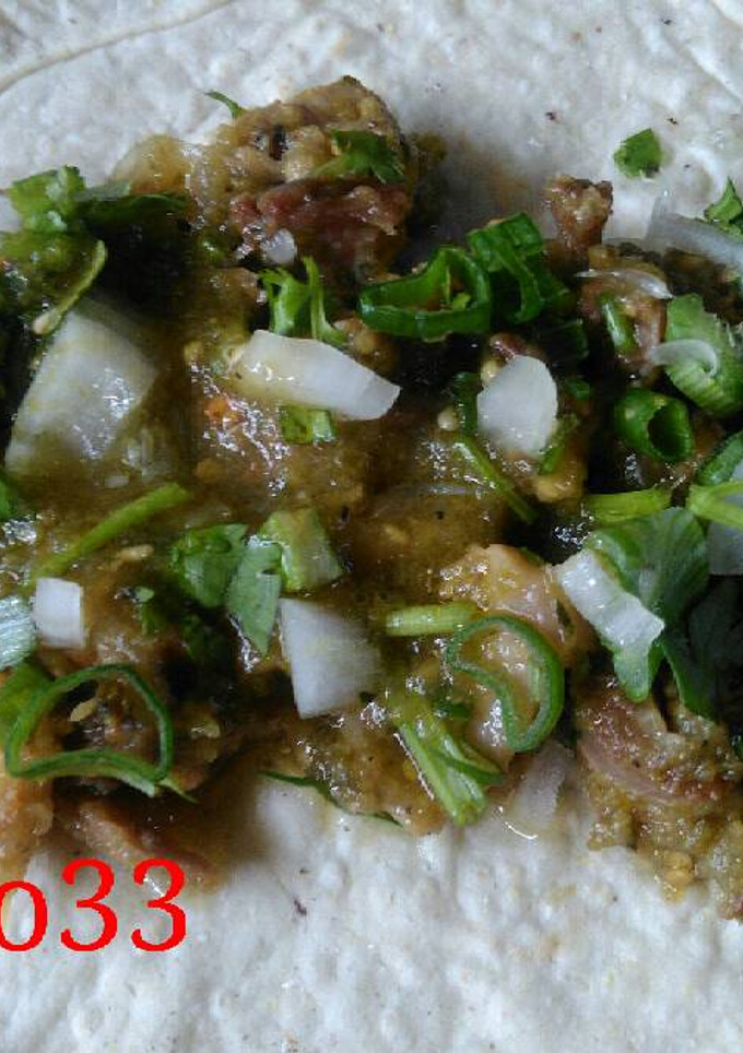 Una foto de Taco de Chamorro en salsa verde