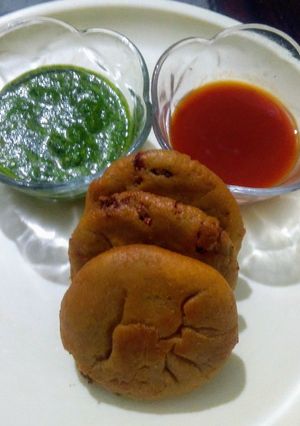 A picture of Stuffed bread kachori.