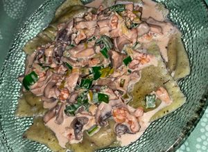 Una foto de Ravioles con salsa de hongos portobello 🍝 🍄