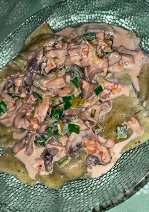 Una foto de Ravioles con salsa de hongos portobello 🍝 🍄