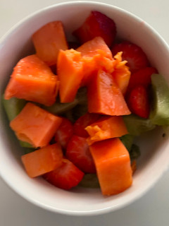 Una foto de Macedonia de papaya, fresa y kiwi