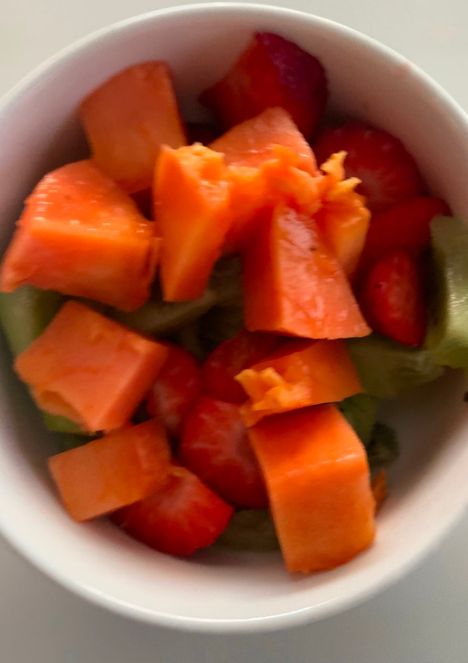 Una foto de Macedonia de papaya, fresa y kiwi