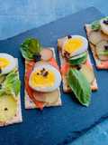 Tapas al salmone con uova