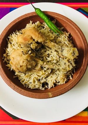 A picture of Murg yakhni pulao.